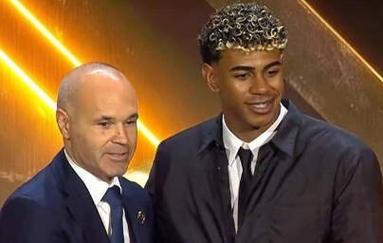 曼联陷入困境，阿莫林嘲笑梅努问题引发球迷怒火