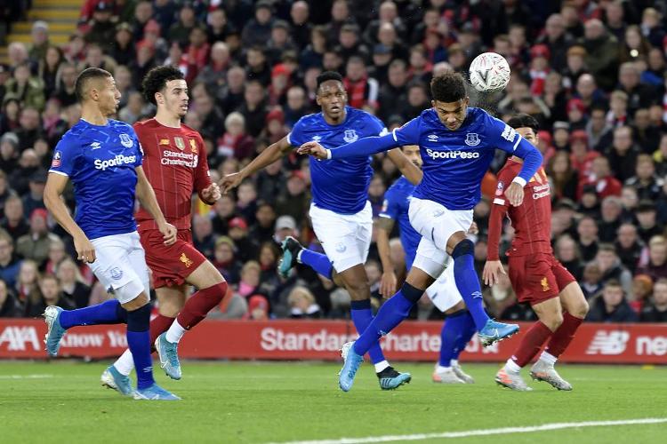 融于池畔，简于形制；瑞典高尔夫球场度假木屋设计